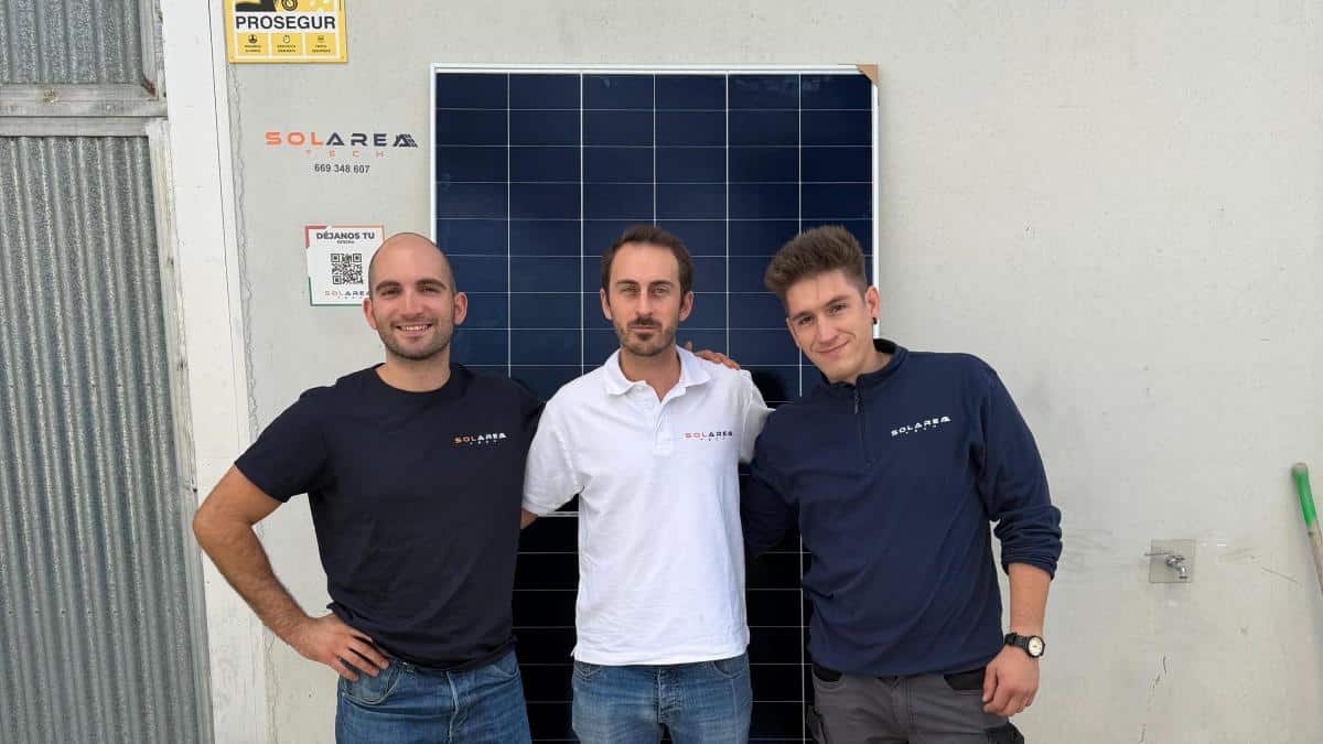 Equipo de Solarea Tech junto a un panel solar en su sede de Alicante